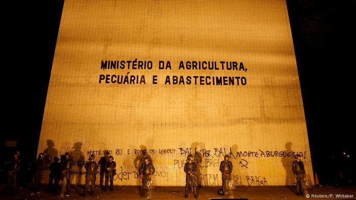 Brasilien Brasilia - Armeesoldaten vor dem Agrarministerium zu Protesten gegen Michel Temer (Reuters/P. Whitaker)