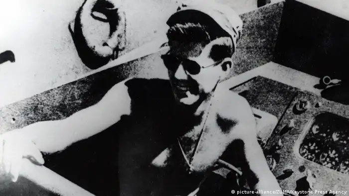 Como hijo de padres acomodados, disfrutó de una juventud privilegiada. Su padre, Joseph P. Kennedy, sirvió como embajador de Estados Unidos en Londres. El propio JFK asistió a escuelas privadas y se graduó de la prestigiosa Universidad de Harvard. La imagen es de 1943, donde aparece como oficial de la Marina de Estados Unidos en Panamá.