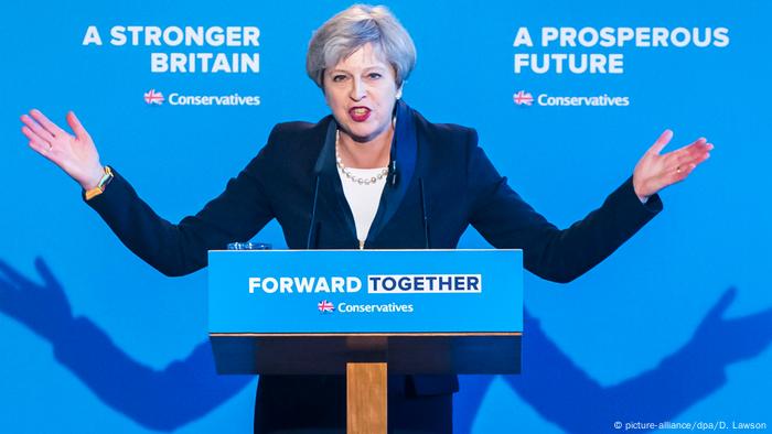 Großbritannien Premierministerin Theresa May in Halifax (picture-alliance/dpa/D. Lawson)