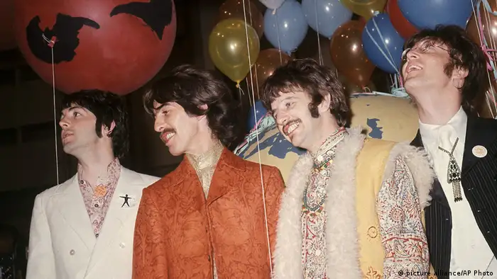 Farbfoto von The Beatles mit Luftballons. (picture alliance/AP Photo)