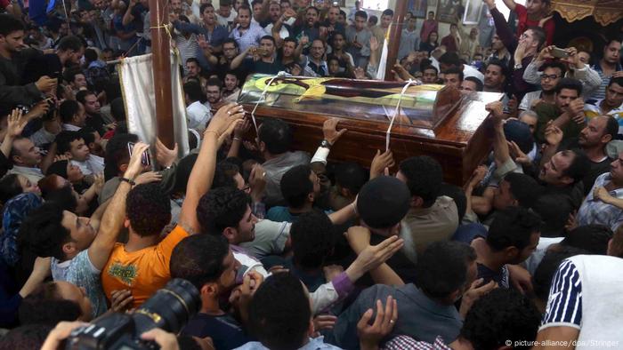 Ägypten 28 Christen bei Angriff auf Bus getötet (picture-alliance/dpa/Stringer)