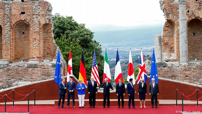 G7-Treffen Sizilien EU President Tusk, Canadian PM Trudeau, German Chancellor Merkel, U.S. President Trump, Italian PM Gentiloni, French President Macron, Japanese PM Abe, Britain’s PM May EU President Jean-Claude Juncker pose in Taormina (Reuters/T. Gentile)