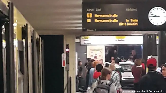 Deutschland Auto fährt in Berlin Treppe zur U-Bahn hinunter