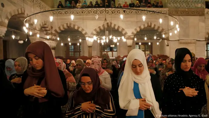 Türkei Ramadan in Istanbul (picture-alliance/Anadolu Agency/E. Eladi)