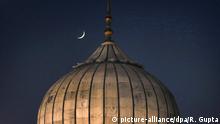 ARCHIV - Die dünne Sichel des Mondes steht am 19.06.2015 über der Jama Moschee in Neu Delhi (Indien). Für Hunderte Millionen Muslime weltweit beginnt am 27.05.2015 wieder der Fastenmonat Ramadan. Der Neumond werde am Freitagabend gesichtet werden, teilten die Religionsbehörden in Saudi-Arabien und anderen arabischen Ländern mit. Auch in der Türkei und im Iran beginnt der Ramadan am Samstag. (zu dpa Beginn des muslimischen Fastenmonats Ramadan steht bevor vom 26.05.2017) Foto: Rajat Gupta/EPA/dpa +++(c) dpa - Bildfunk+++ |