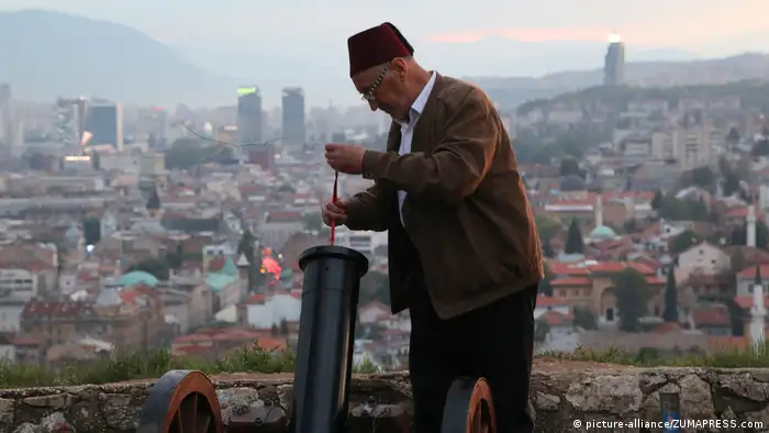 A gunner prepares a cannon for firing in Sarajevo (picture-alliance/ZUMAPRESS.com)