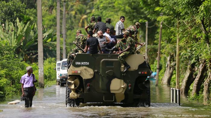 Sri Lanka rushes aid to flood victims amid rising death toll | News | DW | 28.05.2017
