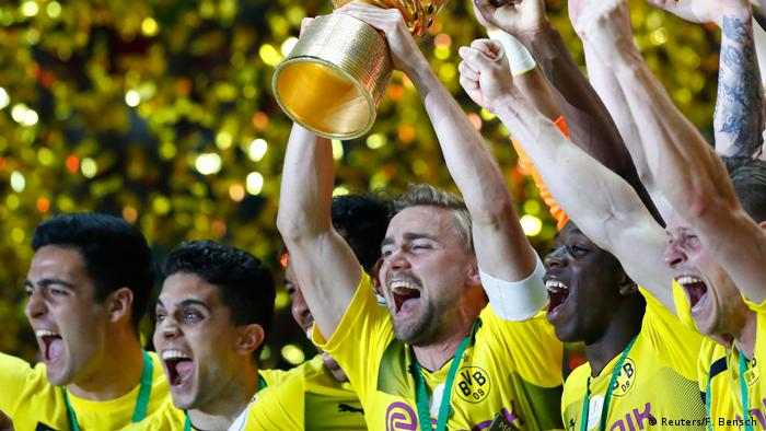 Borussia Dortmund celebrate winning the DFB-Deutschland Dortmund gewinnt den DFB-Pokal (Reuters/F. Bensch )