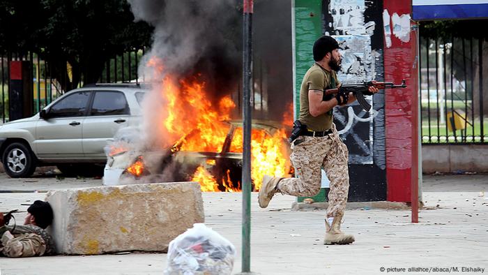 Libyen Straßenkämpfe zwischen Armee und Ansar al-Scharia Milizen in Benghasi (picture alliance/abaca/M. Elshaiky)