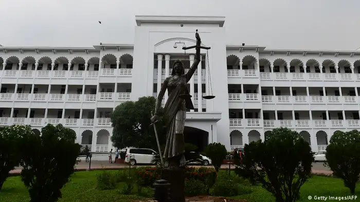 Bangladesch Justitia-Skulptur wieder aufgestellt