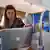 Airbus A380 von Emirates Frau am Laptop