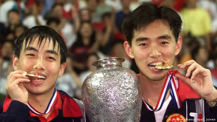 Tischtennis WM 1999 Linghui Kong & Guoliang Liu (picture-alliance/dpa/J. Juinen)
