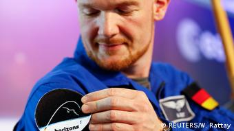 Deutschland | Astronaut Alexander Gerst päsentiert das Logo seiner nächsten ISS-Mission