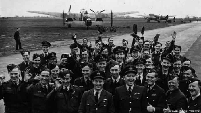 Winston Churchill solía llamar cada mañana al puesto de mando de los bombarderos para preguntar por el éxito de los ataques aéreos nocturnos sobre Alemania. La frialdad con la que el general de la Fuerza Aérea Arthur Harris iba a trabajar era, para el mismo Churchill, demasiado. Estoy harto de los ataques a Colonia, le dijo una vez. Los coloneses también, le espetó Harris.