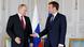 Frankreich - Paris - Vladimir Putin trifft Emmanuel Macron: Handshake Frankreich - Paris - Vladimir Putin trifft Emmanuel Macron: Handshake