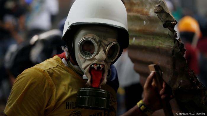Venezuela Proteste Demonstrant mit Gasmaske (Reuters/C.G. Rawlins)