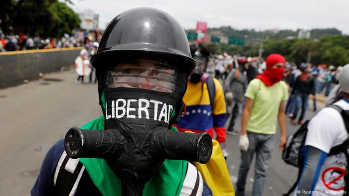 Venezuela Proteste Demonstrant mit Gasmaske (Reuters/C.G. Rawlins)