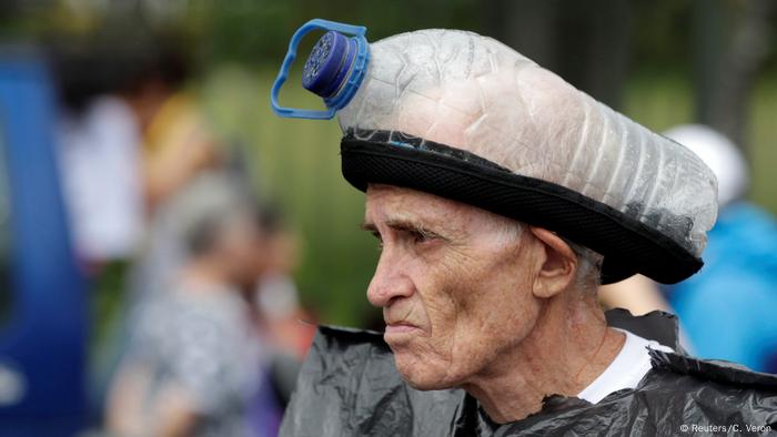 Venezuela Proteste Demonstrant mit Gasmaske (Reuters/C. Veron)