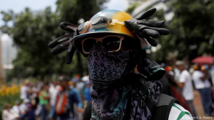Venezuela Proteste Demonstrant mit Gasmaske (Reuters/C.G. Rawlins)