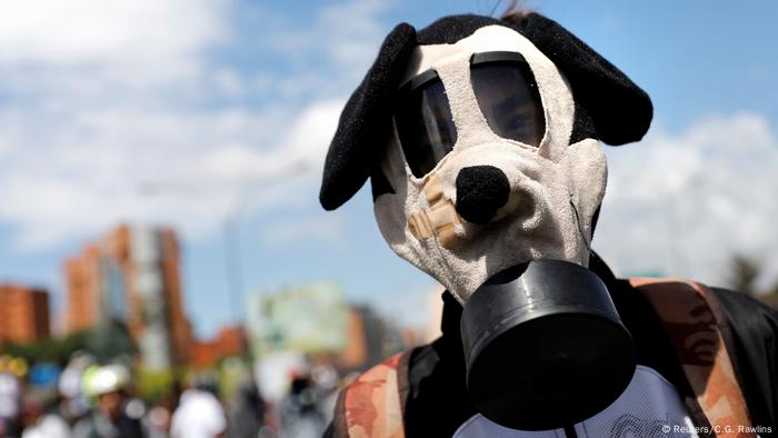 Venezuela Proteste Demonstrant mit Gasmaske (Reuters/C.G. Rawlins)