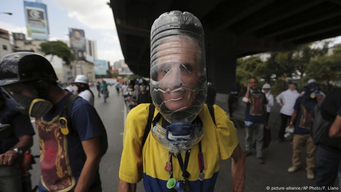 Venezuela Proteste Demonstrant mit Gasmaske (picture-alliance/AP Photo/F. Llano)