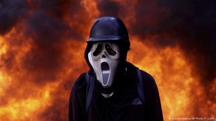 Venezuela Proteste Demonstrant mit Gasmaske (picture-alliance/AP Photo/F. Llano)
