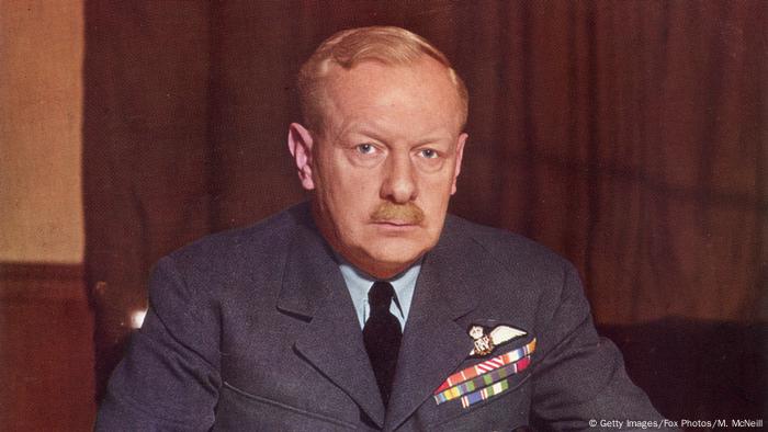 Arthur Harris, apodado bombardero Harris, fue el padre de los bombardeos contra ciudades alemanas. Su táctica para doblegar a la población mediante ataques contra civiles es todavía cuestionada en Gran Bretaña. Sólo tiempo después se le erigió un monumento, más bien sin darle mucha publicidad. Como militar activo, se le negó un escaño en la Cámara de los Lores. 