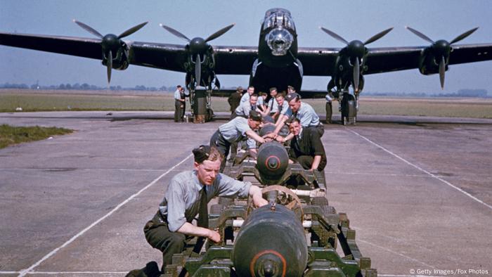 Un bombardero Lancaster recibe su carga mortal para un ataque aéreo nocturno sobre Alemania. Los historiadores no se han puesto de acuerdo en si la guerra total desde el aire fue, en última instancia, decisiva en la contienda. También para la Royal Air Force fue una sangría. Uno de cada dos tripulantes nunca volvió a casa. 