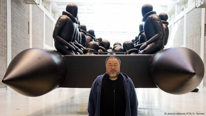Ai Weiwei vor der Installation Reproduktion eines Flüchtlingsbootes (picture-alliance/CTK/V. Roman)