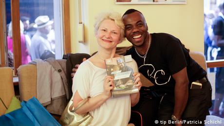 Silvia Pintérová und Kirk Henry zeigen das Buch 50 Küchen, eine Heimat (Foto: tip Berlin/Patricia Schichl)