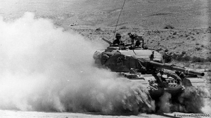 A tank fires in the desert during the Six-Day war (Imago/Keystone)