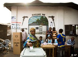 Ghana Wahlen Wähler vor Wahlurne