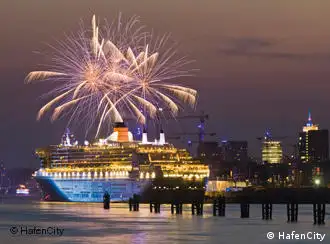 Queen Mary II in Hamburg***Pressestelle von HafenCity