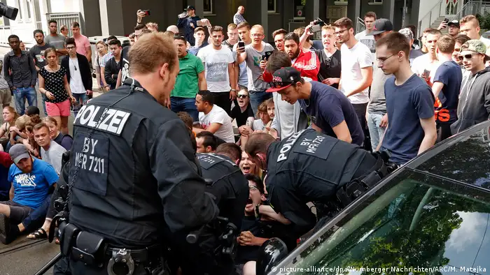 Deutschland Polizeieinsatz bei Schülerdemo gegen Abschiebung in Nürnberg