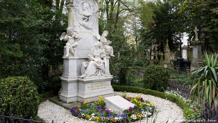 Clara and Robert Schumann's grave in Bonn (picture-alliance/dpa/S. Sauer)