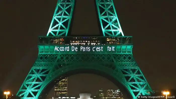 Frankreich Eifelturm im Zuge des COP21 Pariser Klimaabkommen 2016 grün erläuchtet