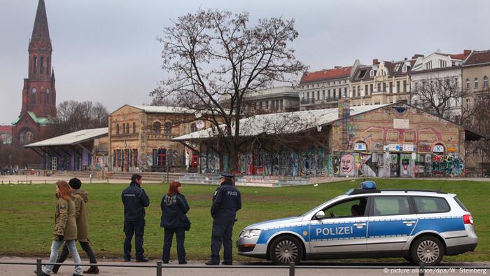 Control policial del tráfico de drogas en el Parque Görlitzer, en el centro de Berlín Control policial del tráfico de drogas en el Parque Görlitzer, en el centro de Berlín