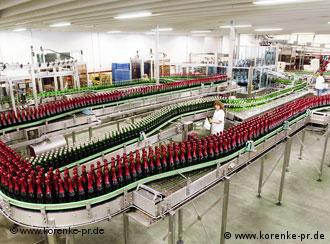 Αδιάκοπη η παραγωγή του αφρώδους οίνου «Rotkäppchen»: φιάλες μεταφέρονται σε κορδέλα (φωτ.: dpa)