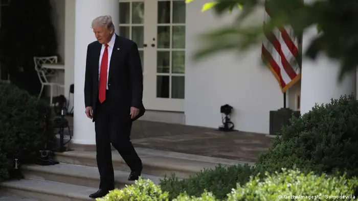 USA Pariser Klimaabkommen- Präsident Donald Trump kommt in Rose Garden an