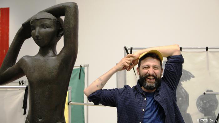 Artist Yorgos Sapountzis and a sculpture, exhibition Produktion Made in Germany Drei in Hanover (DW/S. Dege)