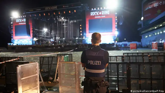 policeman in front of empty stage at nite (picture-alliance/dpa/T.Frey)