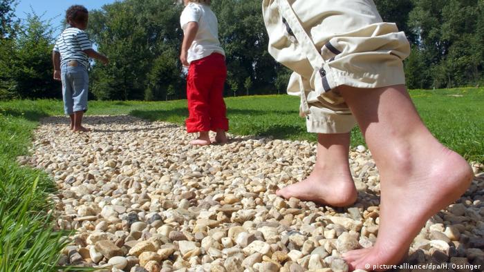 Three people walking barefoot (Foto: picture-alliance/dpa/H. Ossinger)
