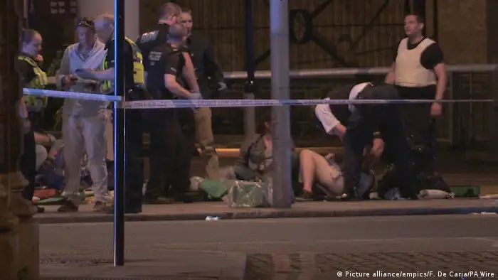 Três homens em uma van avançaram contra pedestres na Ponte de Londres, na região central da capital britânica, atropelando dezenas de pessoas antes de se dirigirem ao Borough Market, um local repleto de bares e restaurantes, e esfaquearem diversas vítimas. O ataque deixou sete mortos e 48 feridos. Os suspeitos, que vestiam coletes com explosivos falsos, foram mortos pela polícia.