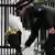 Поліцейська покладає квіти поблизу місця теракту в Лондоні