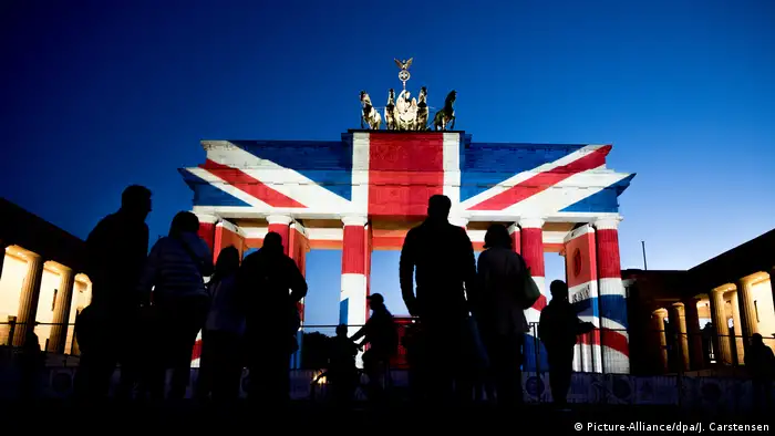Brandenburger Tor in britischen Nationalfarben angestrahlt