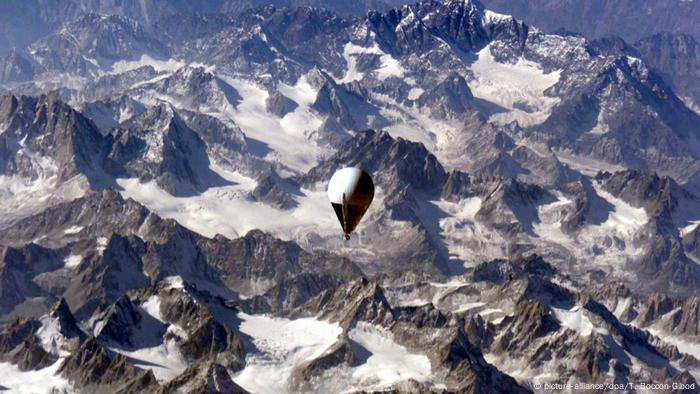 Heißluftballons - Branson-Ballon über dem Himalaya (picture-alliance/dpa/T. Boccon-Gibod)