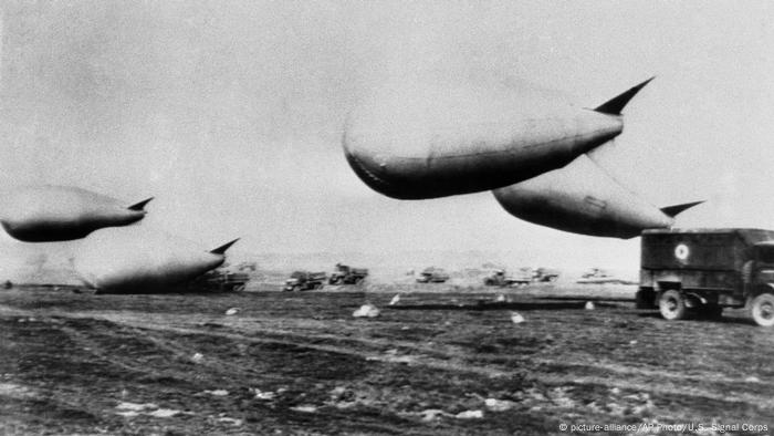 Heißluftballons - WWII Germany (picture-alliance/AP Photo/U.S. Signal Corps)