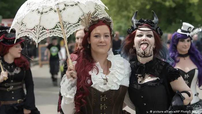 Jedes Jahr an Pfingsten bieten Leipzigs Parks ein besonderes Spektakel. Beim Wave Gotik Treffen erobern tausende Anhänger der Schwarzen Szene“ die Stadt. Es ist das größte Gothic-Festival der Welt. Drei Tage Schaulaufen, Konzerte und Partys. 