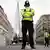 London Polizist sperrt Straße nach Anschlag
