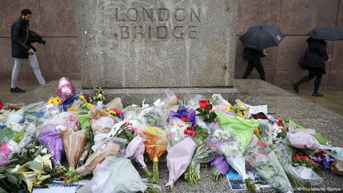 En todo Reino Unido se guardó hoy un minuto de silencio a las 11:00 (hora local, 10:00 GMT) en recuerdo de las víctimas del atentado del sábado en el Puente de Londres y el mercado de Borough, que está desatando fuertes críticas a las fuerzas de seguridad. En la capital, Londres, numerosas personas se reunieron en el Puente
de Londres, pese a la fuerte lluvia. (6.06.2017)